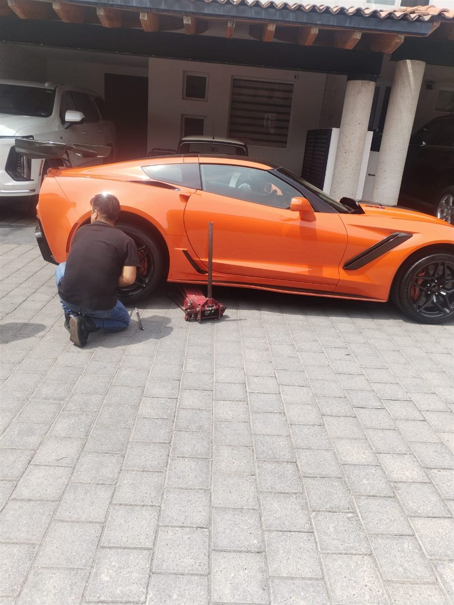 Servicio en Corvette naranja