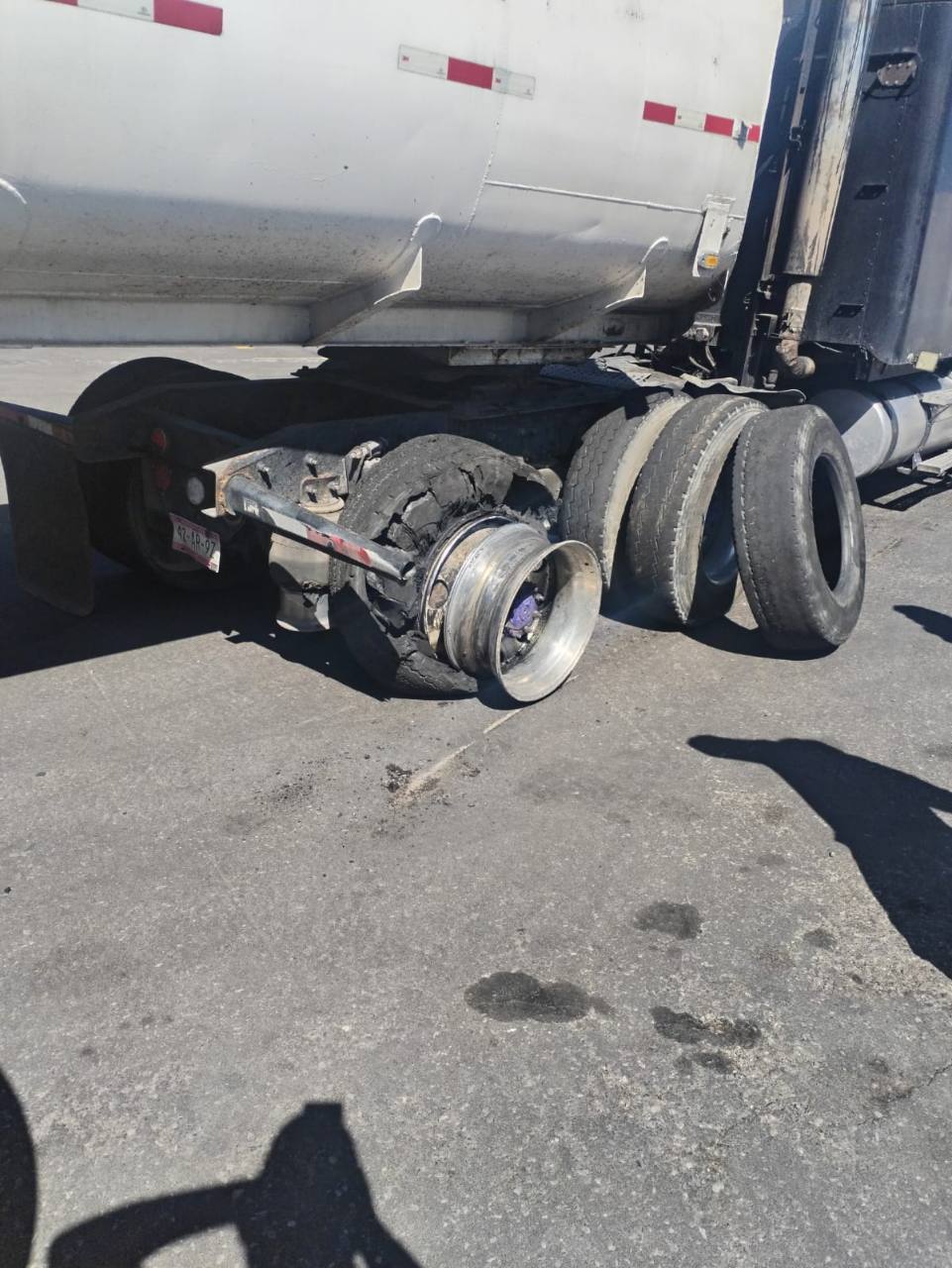 Llanta danada de trailer durante servicio de emergencia
