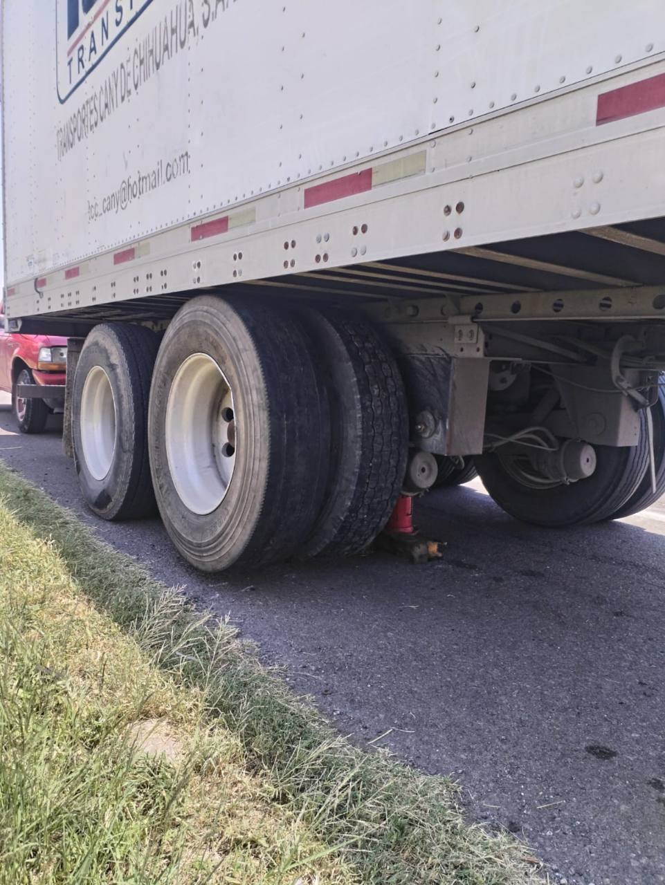 Llantas de trailer atendidas en acotamiento