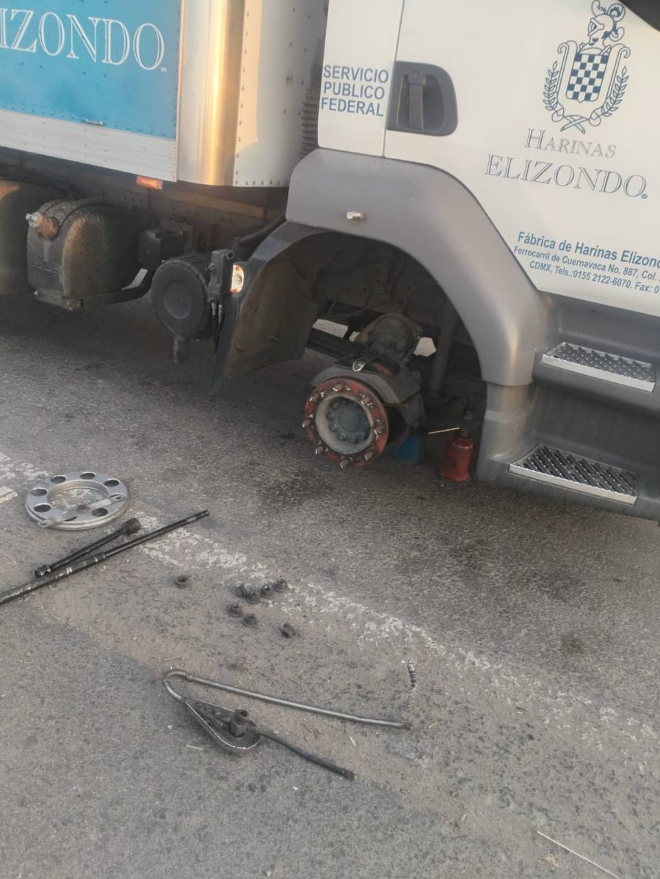 Trailer sin llanta durante servicio de talacha movil
